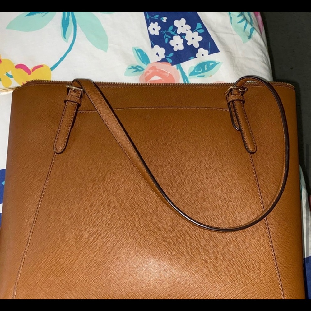 Micheal Kors tote bag. - Picture 4 of 6